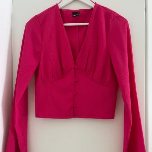 Cerise topp - Cerise topp från ginatricot med knappar och vida ärmar