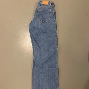 Jeans - Pösiga jeans från Monki! Hög/medel midja. För tajta för mig! Använda men inte överdrivet.  