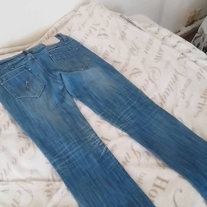 00-tals jeans  - Säljer ett par low waist Jeans. Dem är i bra skick. Säljer dem för 200kr + frakt!  Midie måttet är 75cm och inne benlängden är 83cm