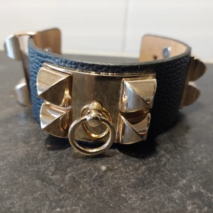 Armband - Hermesliknande armband i svart läder o metall. Ej använt. 