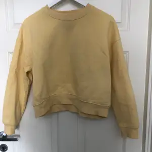 Gul croppad sweatshirt från lager 157. 