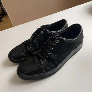 Lanvin Cap toe - Säljer dessa använda lanvins skorna är inte i bästa skick men är fortfarande snygga och defenetivt användbara. Skorna är uk size 10 det motsvarar storlek 44.Nypris på dessa pjucks är ca 4500kr, vi säljer dem för 999kr. Snabbaffär kan påverka priset! 