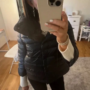 Herno jacka - Intresse koll ÖPPEN FÖR BYTE I SVART💕. Köptes i november ifårn Minto för 5000. Den har inga defekter och är precis som ny. Tar inga bud under 3700.🩷skriv för fler bilder/frågor