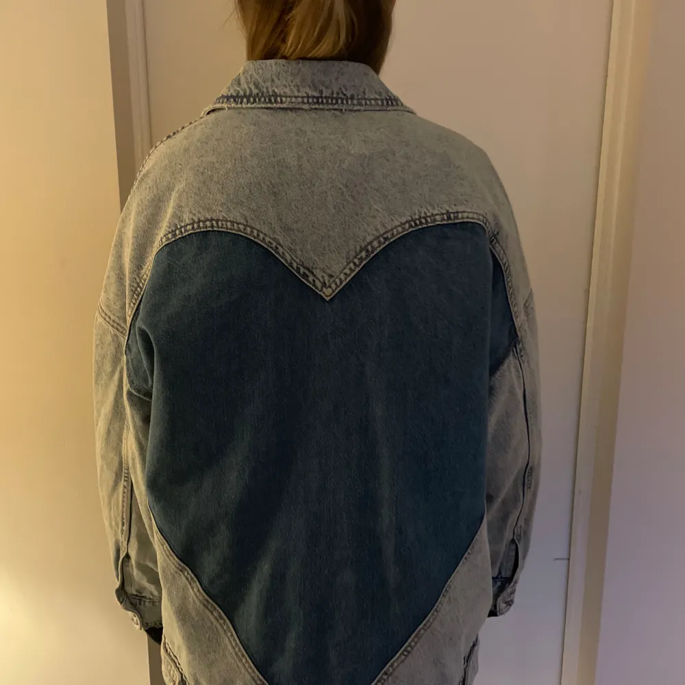 Superfin jeansjacka från Zara med en cool detalj på ryggen. Storleken är M-L så passar de flesta beroende på hur man vill att den ska sitta💕Nypris 600 kr, mitt pris är exklusive frakt och kan diskuteras vid snabb affär!🤍. Jackor.