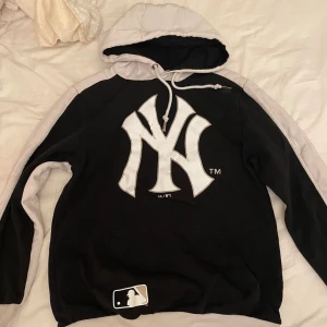 New era hoodie  - Super fin New Era Hoodie som jag har haft länge tyvär är det inte min stil länge. Hoodin har inga defekter för utom att det inte ser sprillans ny ut. 🩷🩷Pris går att diskutera och skriv hjärna om ni har frågor eller vill ha mera bilder. 🩷🩷