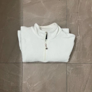 Fleece tröja - Fleece tröja i bra skick|barnstorlek men sitter som S|nypris:ca600 vårt pris:199|modellen på bilden är 180cm| hör gärna av er vid funderingar| Mvh