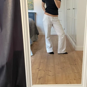 Lågmidjade jeans - Lågmidjade vita jeans som tyvärr inte kommer till användning. Innerbenslängd är 72 cm men då de är väldigt lågmidjade blir de längre. midjemåttet är 42 cm 