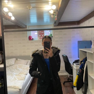 Didriksson vinterjacka  - En Didriksson vinterjacka i storlek 34, jag är 162cm och väger 50kg för referens och den passar mig perfekt, kan ha tjocktröja under också. Den är knappt använd så nästan som ny och man kan ta av pälsen ifall den inte är i din smak!