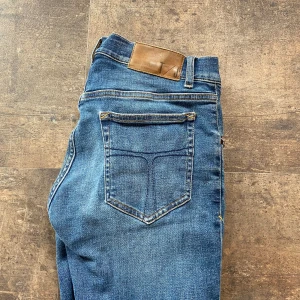 Tiger of Sweden Jeans  - Säljer dessa Tiger of Sweden Jeans i storlek 30/32 i slimfit, nypris 1699 kr. Bra skick, inga defeker eller hål. Hör av dig vid frågor eller funderingar!🙌