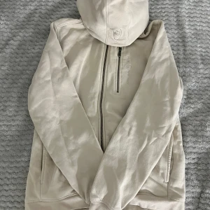 Sail Racing oodie - Nästan helt oanvänd beige Sail Racing hoodie, använd ca 1-2 gånger. Nypris 1000kr🫶🏽