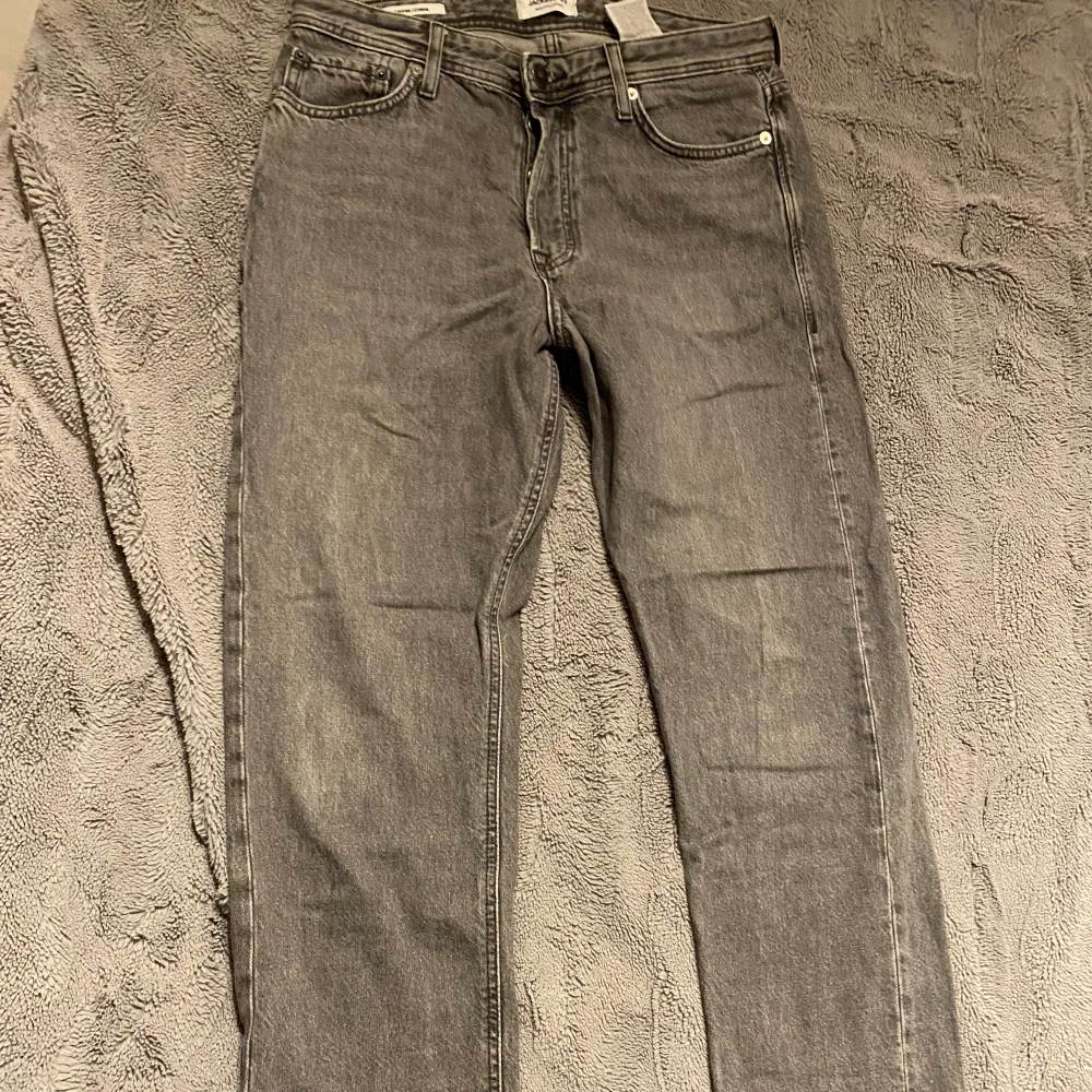 Ett par Snygga Jack & Jones byxor i storlek W 30 L 30 dem är i väldigt bra skit det finns inga synliga defekter. Priset kan diskuteras.. Jeans & Byxor.