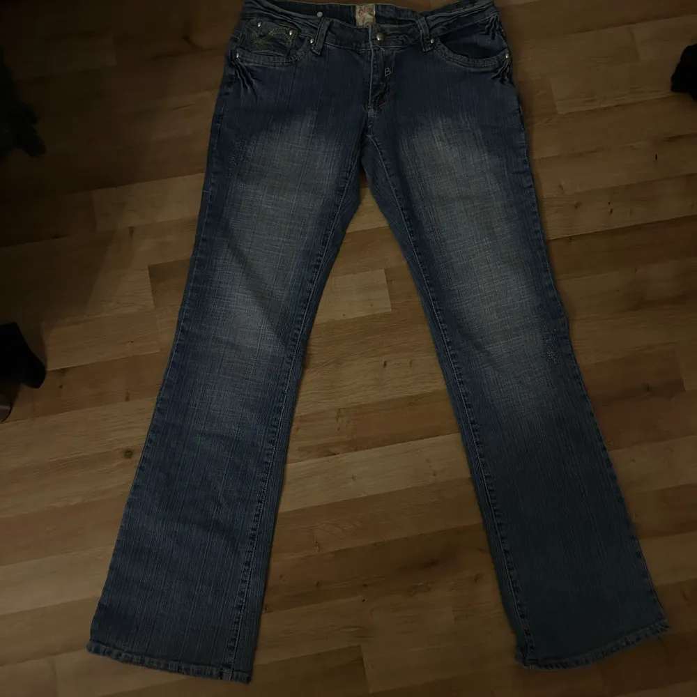 Jätte fina jeans💘 säljer dem då jag inte får användning av dem. Midjemått rakt över: 40 cm. De är i bra skick💗skriv om ni har fler frågor❤️. Jeans & Byxor.