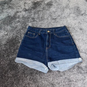 Denim Shorts - Köpta på Shein. Helt OK kvalitet men inte riktig demin. Dock väldigt bekväma och elastiska.