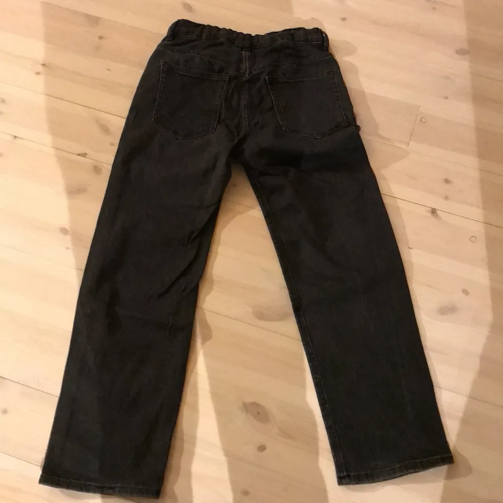 Svarta schysst jeans från Lindex. Baggy jeans( mer utslängt)  Helt okej skick ser bra ut. Barn storlek 158. Jeans & Byxor.