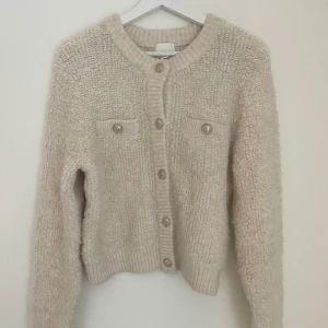 Kofta - H&M - Kofta från H&M.  Lite ”fluffigt” material. 