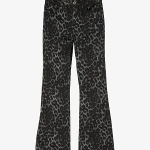 Leopard jeans  - Kollar intresset på dessa as coola jeans!! Som e super poppis just nu.   Storlek M men passar S-L 🥰  Andvänd köp dirket!