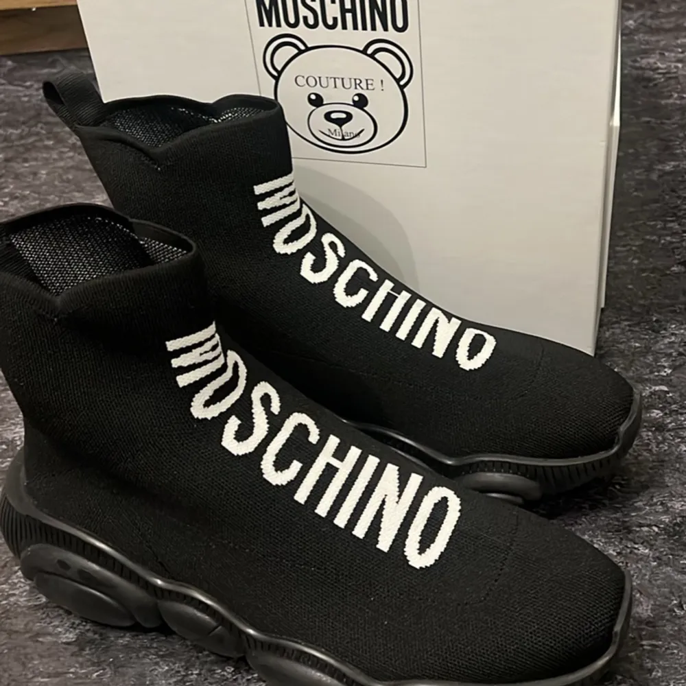 Moschino skor man st 44 oanvända endast provade köpta på Zalando för 3745kr kvitto finns kan fraktas samt mötas upp. . Skor.