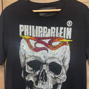 Philipp Plein T-shirt man oanvänd endast provad st l/M köpt från deras egna hemsida kvitto finns, kan fraktas samt mötas upp, ny pris ca 8000kr
