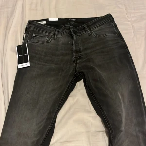 Jack and Jones jeans aldrig använda fick som present men gillade inte dem  - Slim  W 33 L 33   Pris kan diskuteras 