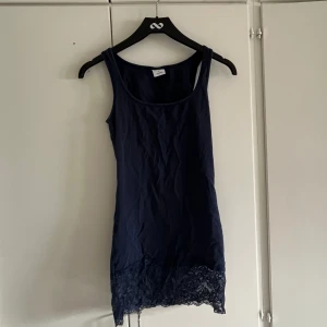 Kort klänning  - En superfin kort figursydd klänning från veromoda, med spets nertill😊 Passar någon som bär xs/s, superfin till sommaren eller att ha hemma🥰 