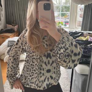 Så snygg leopardmönstrad blus i silkesmaterial!