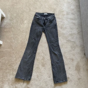 Gråa jeans - Säljer då dom inte passar längre. Köpt ifrån Gina tricot använd många gånger men de är i bra skick