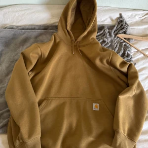 Carhartt Hoodie  - Säljer jätte fet carharrt hoodie ”rain defender” , köpt i USA på carharrt affär. Jätte bra kvalitet och tål regn. Meddela för mer bilder eller frågor. 