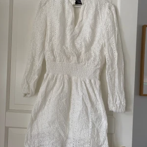 Vit klänning från Sisters point - Storlek: M Använd 1 gång