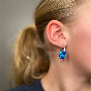 Blue pearls  - Medium örhängen blå med glaspärlor 