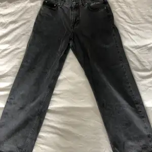 Säljer mina baggy jeans då de inte passar min stil längre. Köptes för 600kr på junkyard.se. Jeansen är i fint skick och kan gå ner i pris vid snabb affär. Tv eka inte om ni har några frågor eller vill ha fler bilder osv.🤗 