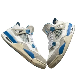 Jordan 4 military blue - Jordan 4 military blue (2012) 💎Väldigt sällsynta ⚡️Äkta 🔥Kan fraktas eller mötas upp i Stockholm 📦Storlek 44,5 🌸Pris kan diskuteras vid snabb affär 🍀