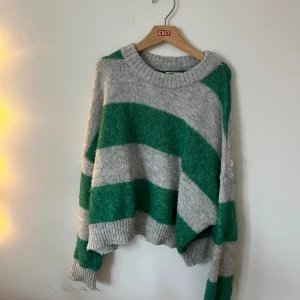 Stickad tröja  - Stickad tröja från Pull&Bear i storlek S. Skönt material, inte alls stickig.