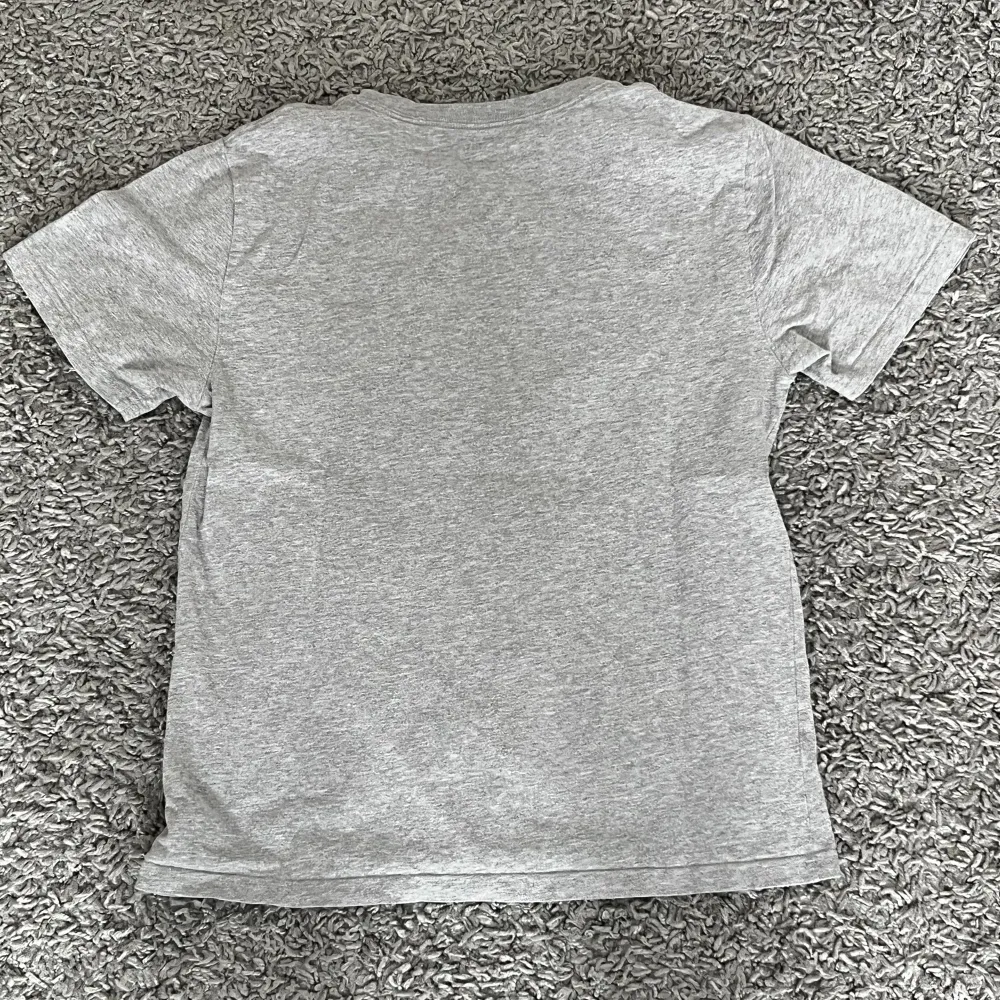 Tjena säljer nu en riktigt snygg t-shirt från Ralph Lauren. Mycket bra skick utan defekter.Tveka inte på att höra av dig vid frågor  eller funderingar💯. T-shirts.