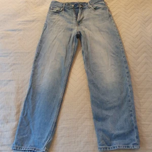 Weekday jeans - Blå Weekday Galaxy Loose Straight Jeans. Snyggt lagade bak, se bild (fast syns knappt).