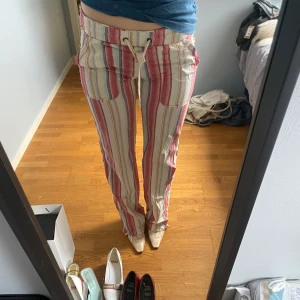 Miss sixty lågmidjade bootcutbyxor - Utsvängda snygga randiga byxor med knytning i midjan och snygg detalj på baksidan  Xs-s