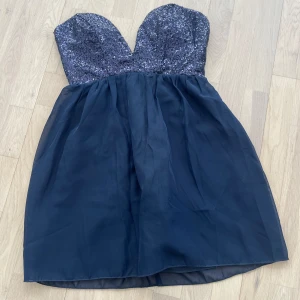 Klänning - Kortare blå klänning med paljetter.