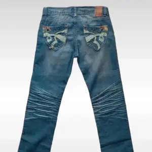 Supersnygga low waist jeans! Säljer då de var fel storlek! De har fortfarande lappen, skriv för fler detaljer! 