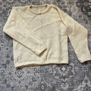 Stickad tröja  - Väldigt fin stickad tröja med fin detalj vid halsen! Kontakta om fler bilder eller frågor