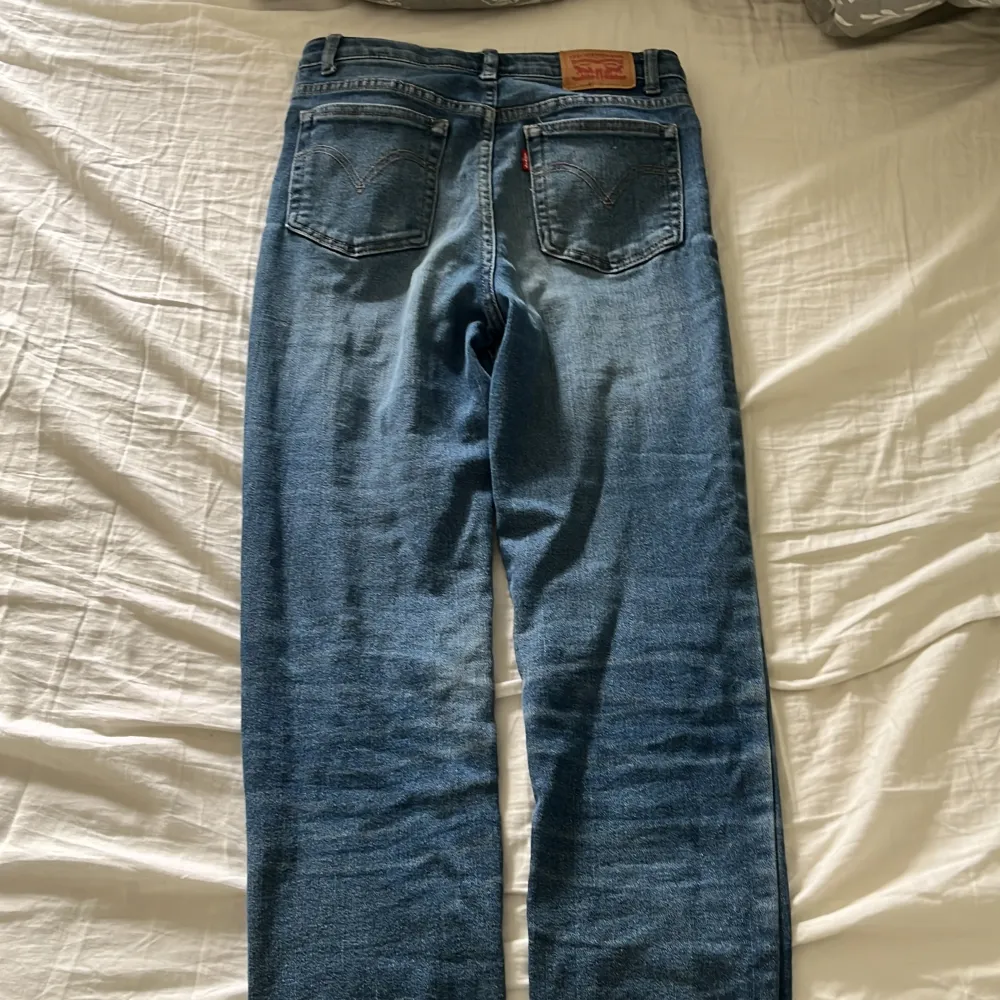 Säljer nu mina fina Levi’s jeans i storlek 152 med mörkblå färg  Originalpriset är 500kr  PSST! Kolla in min profil för ännu fler kläder och annat till salu. Jeans & Byxor.