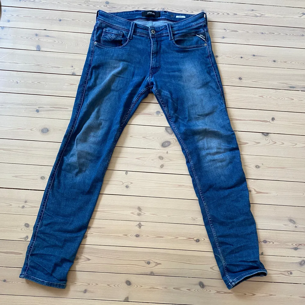 Säljer dessa skitsnygga replay jeans. Modellen är anbass och dem är 31/32. Dem är i bra skick och bara använda ett fåtal gånger. Tveka inte på att ställa frågor!. Jeans & Byxor.
