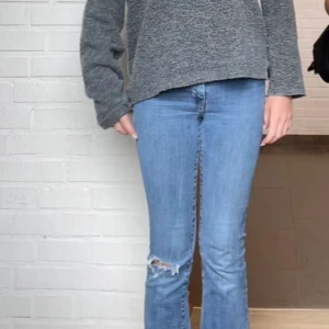 Bootcut jeans - Ljusblå Lewis jeans med håll på ena knät! Pris kan diskuteras vid snabbt köp, tryck gärna på köp nu💕