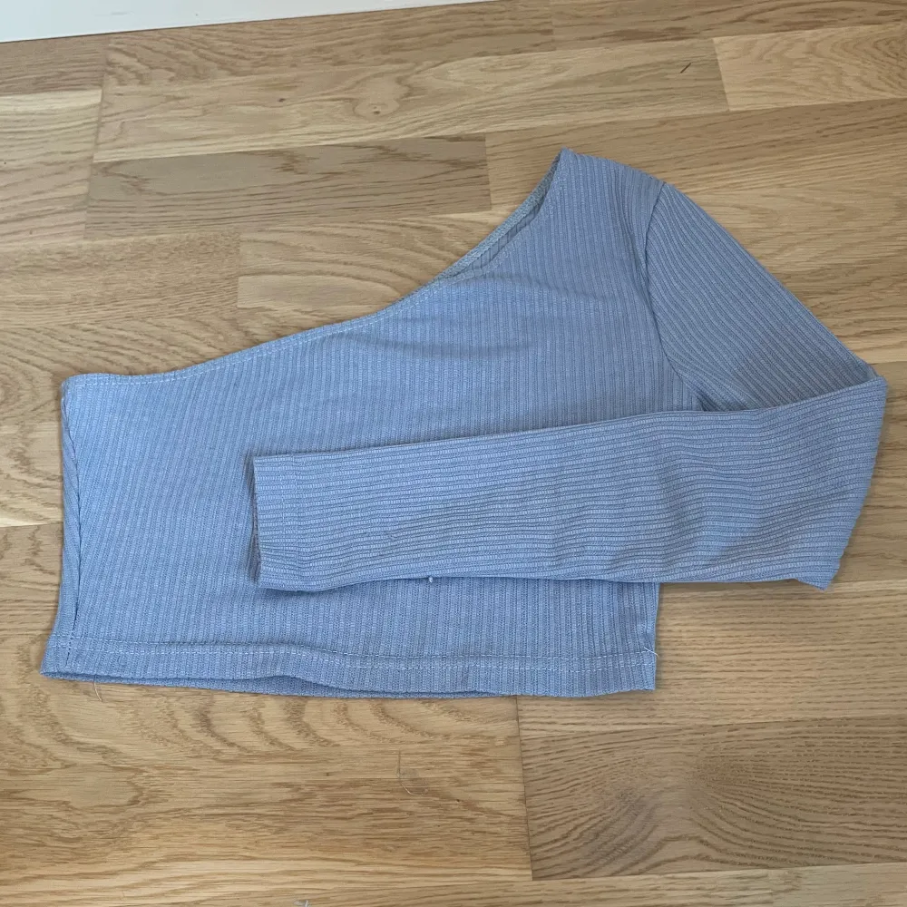 En fin blå enarmad tröja från shein.  Bara använd några gånger då den inte passar mig i storleken.  Storleken är S men skulle säga att den passar XS också då den har krympt i tvätten.. Toppar.