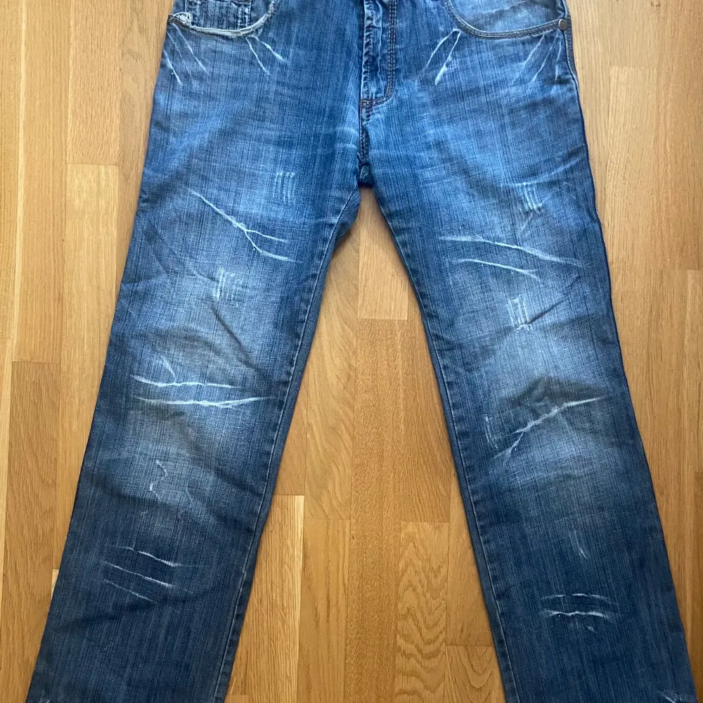Riktigt feta jeans med en riktigt fett baksida, Storleken är ca 32/32   Byxorna är lite söndriga vid högra framfickan men det går lätt och sy ihop     Pris kan diskuteras vid snabb affär . Jeans & Byxor.