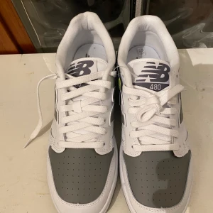 New Balance 480 - Helt nya New Balance 480 gråa i storlek 43. Aldrig använda och säljer då de inte passade