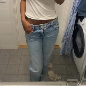 Lågmidjade jeans ZARA - Skriv om du har föer frågor eller funderingar💗