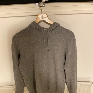 Tunn stickad hoodie - Fint skick, använd ett fåtal gånger 