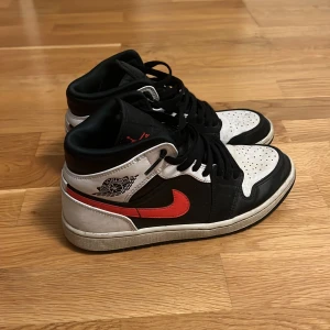 Jordan 1 mid - Skick: 6-7/10. Saknar en innersula i ena skon. Men det är bara o sätta i någon annan. Storlek 40,5 Pris: 600kr