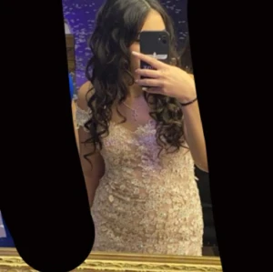 Festklänning - Hej! Jag säljer min fest, bröllops, förlovnings klänning i bra pris! Org pris köptes för 5400 kr! Den kommer ej till användning och jag har använt den 2 gånger! Jätte jätte bra skick inga täcken på att den har varit använd. För mer bilder skriv! ❤️