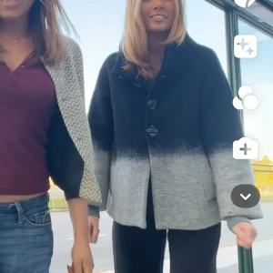 Zara kappa - Kappa i ull från zara (gammal modell) det står XL på lappen men sitter bra på mig som vanligtvis är en S/M och skulle även sitta bra på någon mindre/större, väldigt flexibel i storleken skulle jag säga! 🤍🩶