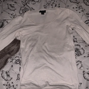 Tröja 🫶🏻 - Strl 36/38, den är använd men i väldigt fint skick! Finns en liten sminkfläck men den är knappt märkbar 😊Den är vit, den ser beige ut men vet inte varför det blir så. Kan säljas för mindre vid snabb affär. 